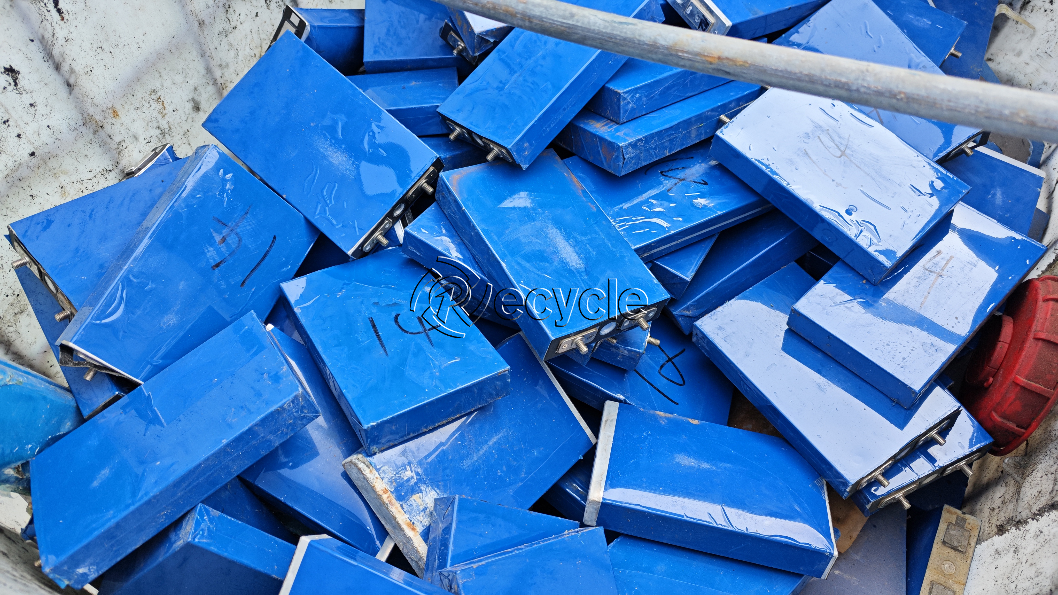 如何使用廢舊鋰電池?zé)峤馓幚碓O(shè)備回收鋰電？